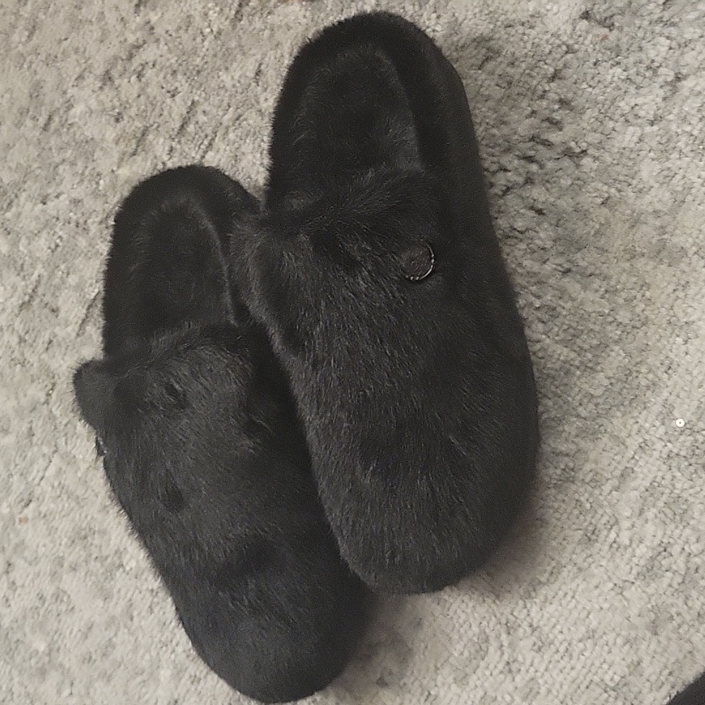 Woman's black slide slippers